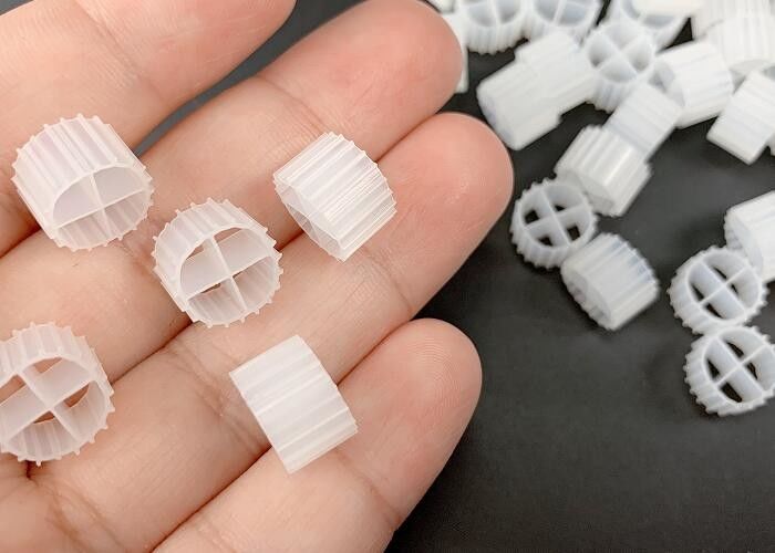 11*7mm MBBR बायो फिल्टर मीडिया K1 सफेद रंग और कुंवारी एचडीपीई सामग्री के साथ