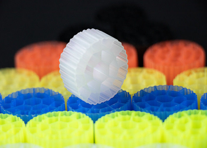 रंगीन या अनुकूलित प्लास्टिक मूविंग मीडिया फिल्टर मछलीघर के लिए कुंवारी एचडीपीई सामग्री