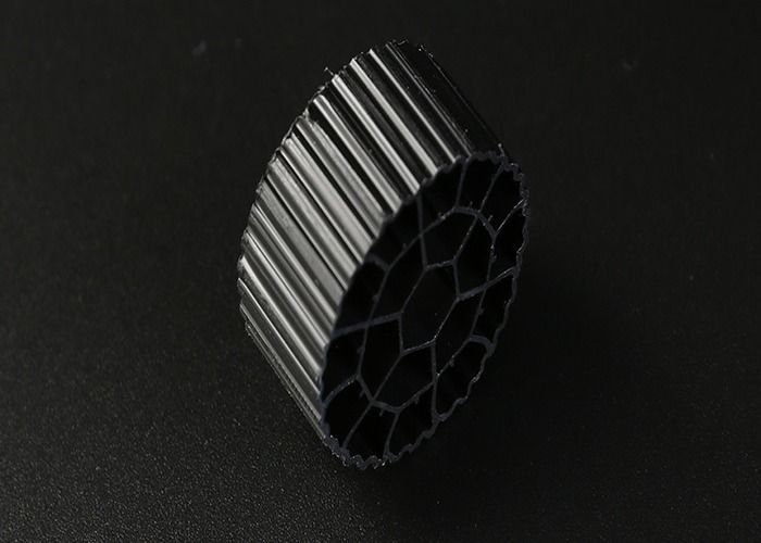 रंगीन या अनुकूलित प्लास्टिक मूविंग मीडिया फिल्टर मछलीघर के लिए कुंवारी एचडीपीई सामग्री