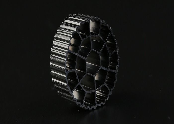 काले रंग का प्लास्टिक MBBR Kaldnes K1 MBBR बायो मीडिया एचडीपीई सामग्री 25mm X 12mm आकार