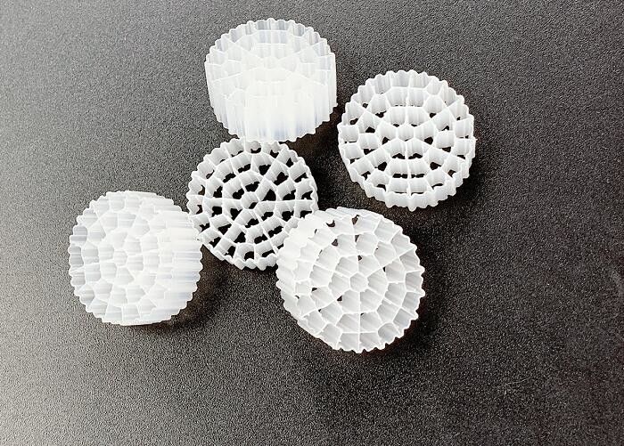 वर्जिन एचडीपीई आईएफएएस टेक्नोलॉजी एमबीबीआर फ्लोटिंग फिल्टर मीडिया सफेद रंग