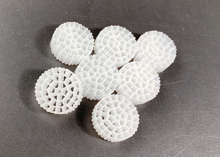 सफेद रंग SBR प्रक्रिया जल उपचार MBBR फिल्टर मीडिया ROHS REACH