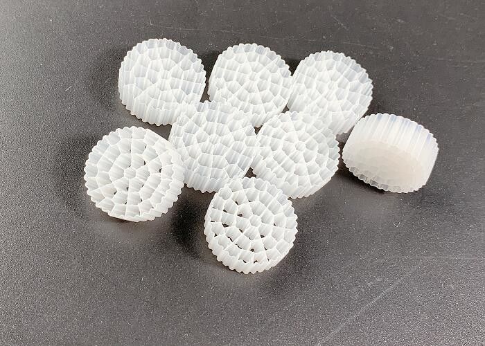 सफेद रंग SBR प्रक्रिया जल उपचार MBBR फिल्टर मीडिया ROHS REACH