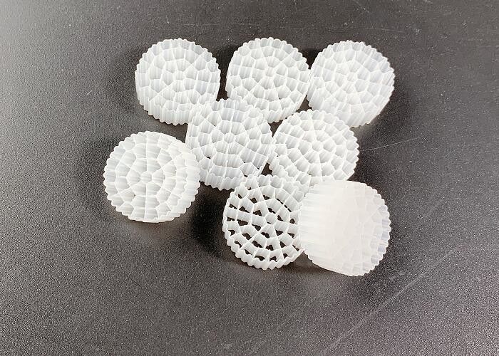 सफेद रंग SBR प्रक्रिया जल उपचार MBBR फिल्टर मीडिया ROHS REACH