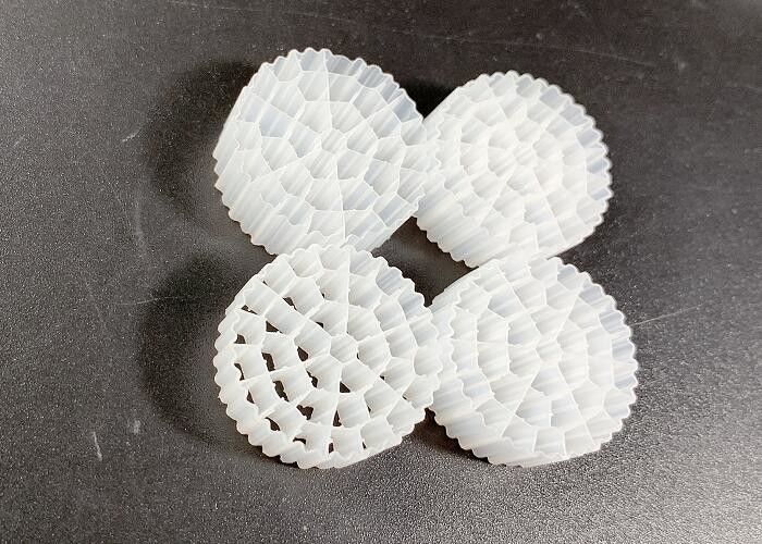 सफेद रंग SBR प्रक्रिया जल उपचार MBBR फिल्टर मीडिया ROHS REACH